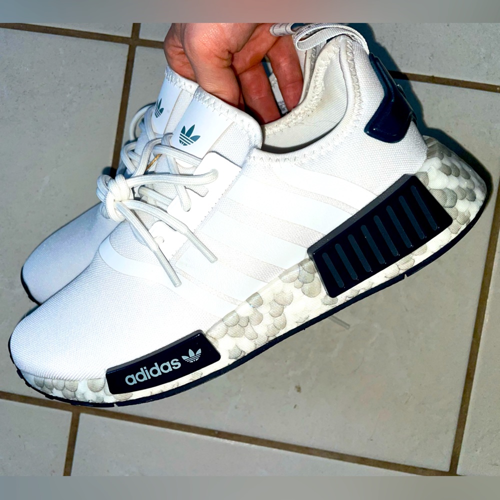 BRAND NEW Adidas NMD_R1 sneakers, never worn!🤍🖤